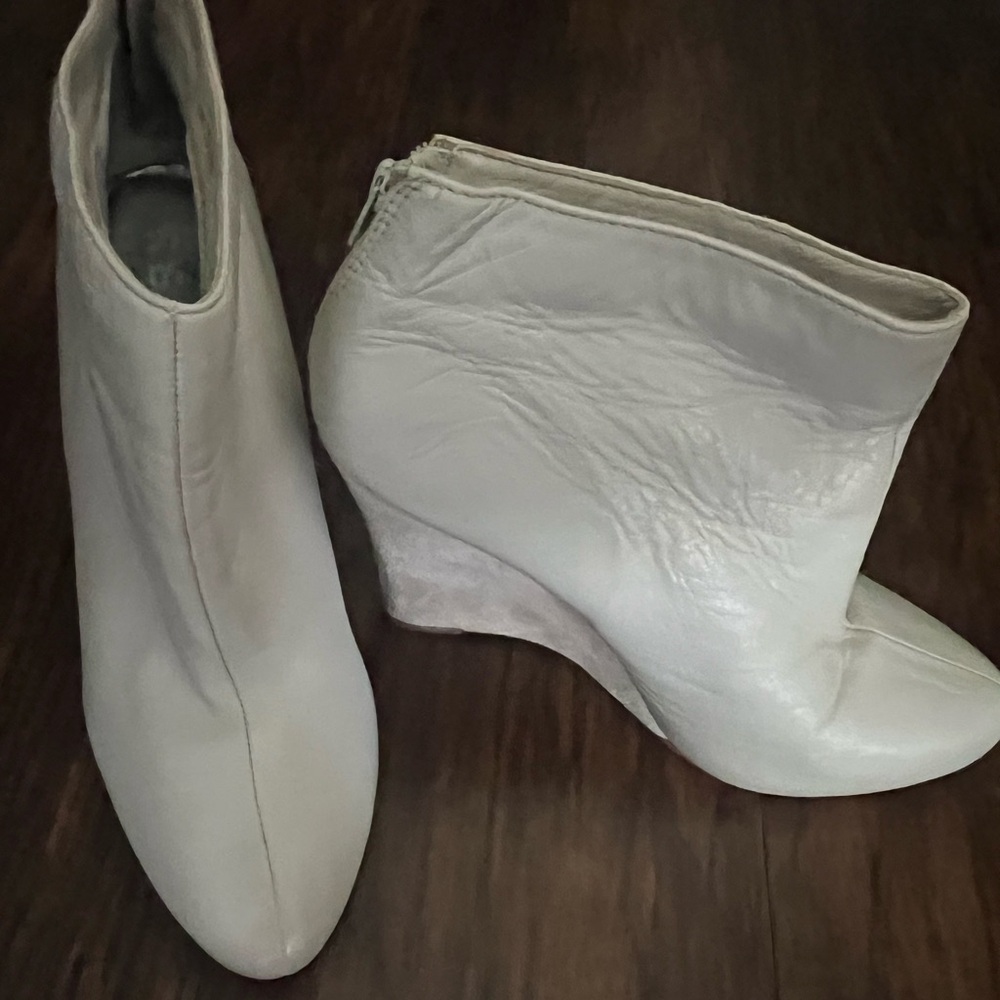 Report, leather with suede heel, ankle boot.